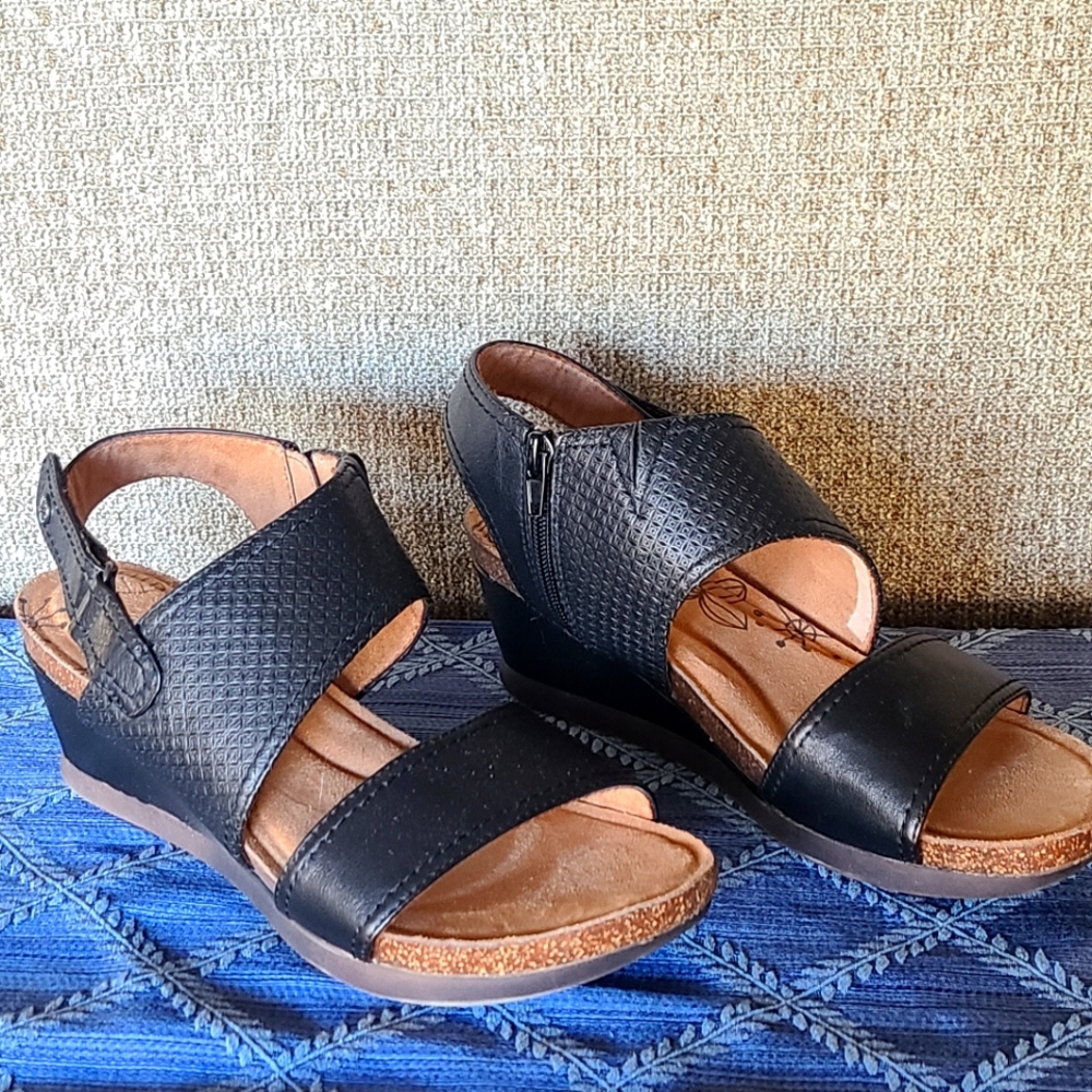 Rockport Cobb Hill wedge sandals, black, size 10.